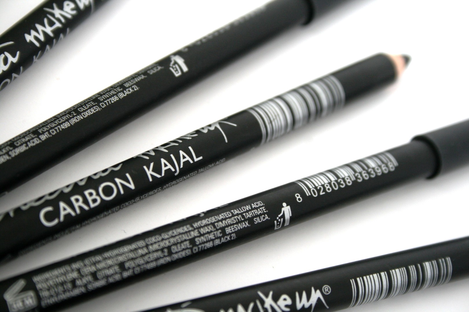 Черный карандаш для глаз Carbon kajal eye pencil CINECITTA